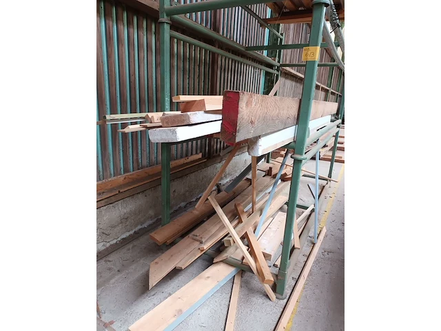 Lot 613 - metalen rek - afbeelding 2 van  3