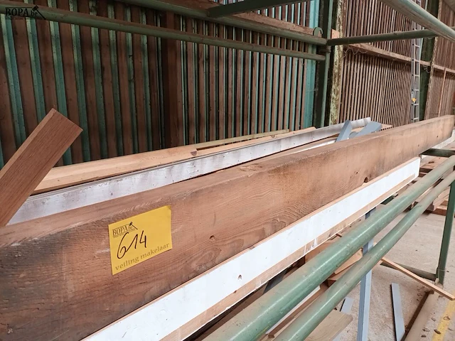 Lot 614 - houten en mdf latten. inhoud rek - afbeelding 1 van  5
