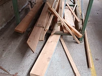 Lot 614 - houten en mdf latten. inhoud rek - afbeelding 2 van  5