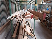 Lot 614 - houten en mdf latten. inhoud rek - afbeelding 3 van  5