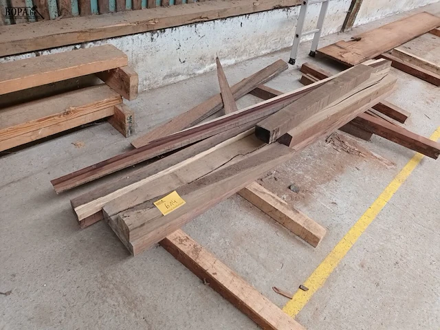Lot 614 - houten en mdf latten. inhoud rek - afbeelding 5 van  5