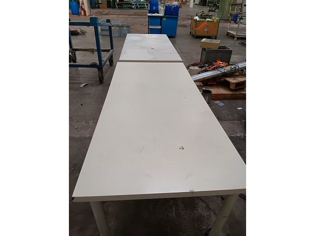 Lot 614 - werktafel. 2 stuks - afbeelding 1 van  2