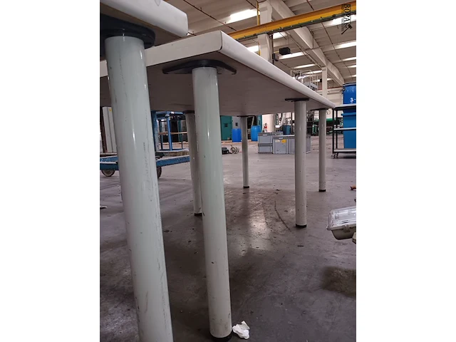 Lot 614 - werktafel. 2 stuks - afbeelding 2 van  2