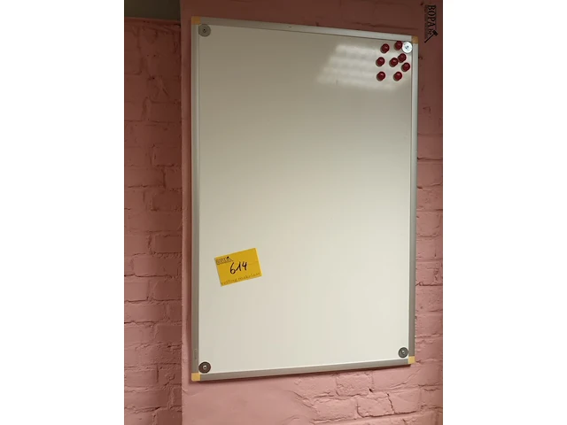 Lot 614 - whiteboard - afbeelding 1 van  3