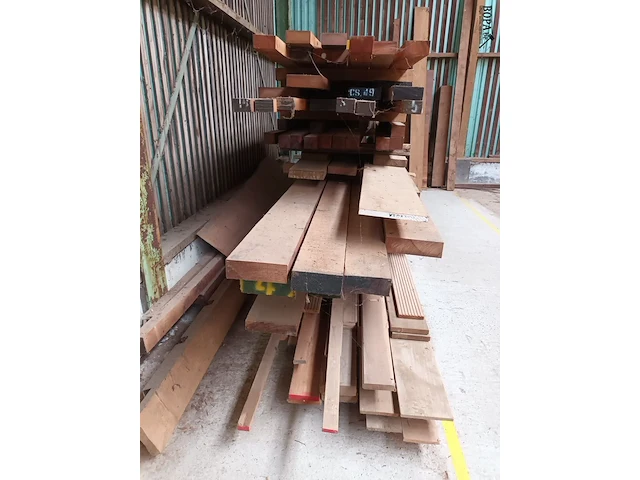 Lot 617 - lot houten balken - afbeelding 3 van  5