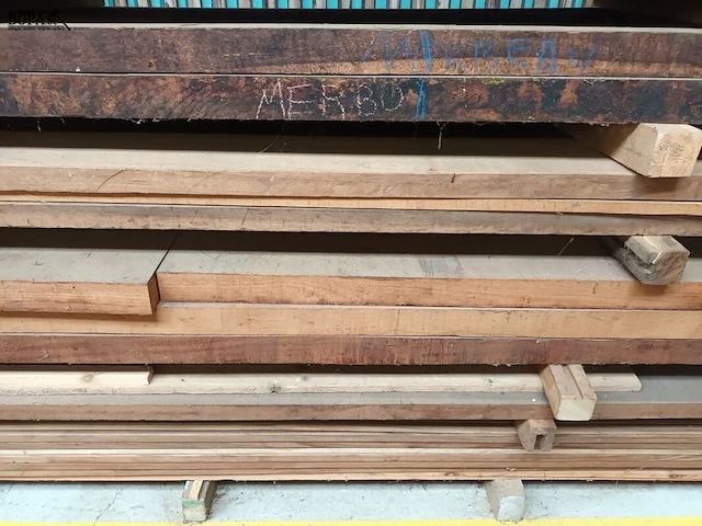 Lot 617 - lot houten balken - afbeelding 5 van  5
