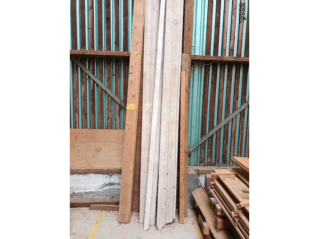 Lot 618 - lot houten balken - afbeelding 3 van  5