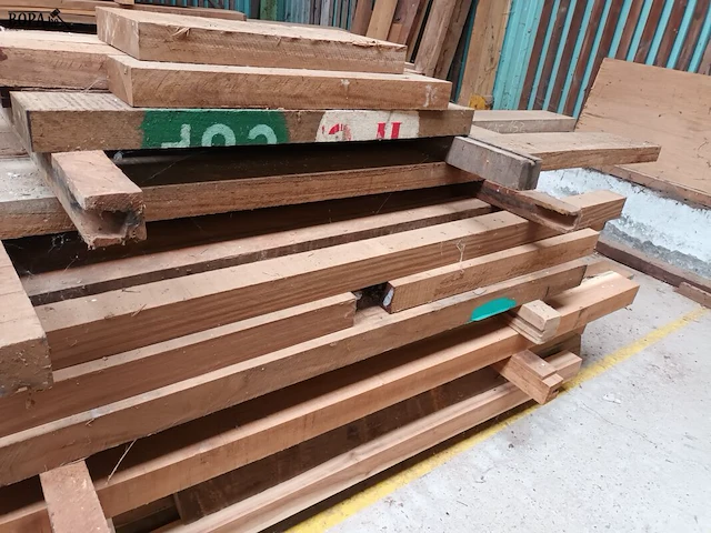 Lot 618 - lot houten balken - afbeelding 5 van  5