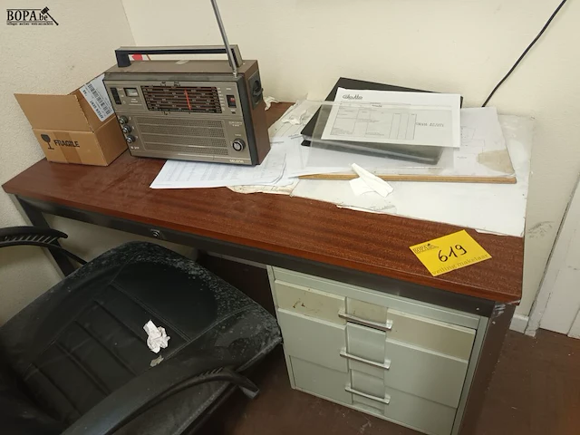 Lot 619 - bureau en radio - afbeelding 1 van  3