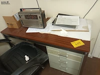 Lot 619 - bureau en radio - afbeelding 1 van  3