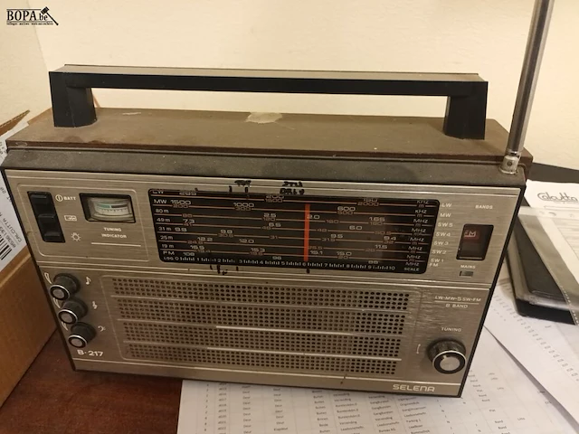 Lot 619 - bureau en radio - afbeelding 2 van  3