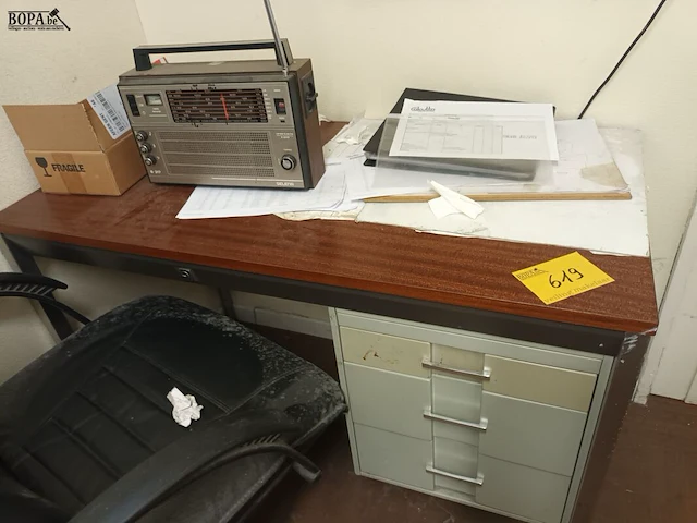 Lot 619 - bureau en radio - afbeelding 3 van  3