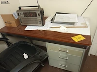 Lot 619 - bureau en radio - afbeelding 3 van  3