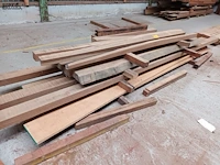 Lot 619 - lot houten balken - afbeelding 1 van  4