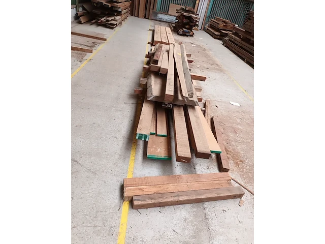 Lot 619 - lot houten balken - afbeelding 3 van  4