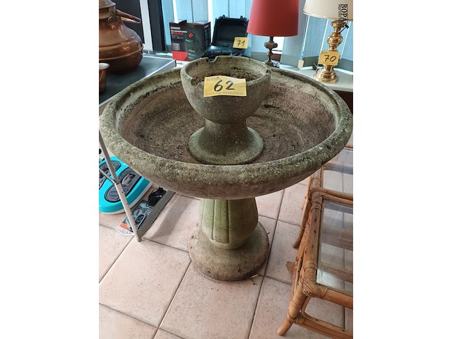 Lot 62 - bloembak op sokkel in beton - afbeelding 1 van  4