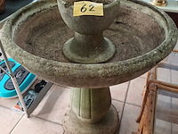 Lot 62 - bloembak op sokkel in beton - afbeelding 1 van  4