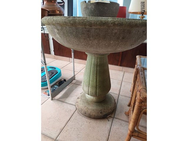 Lot 62 - bloembak op sokkel in beton - afbeelding 2 van  4