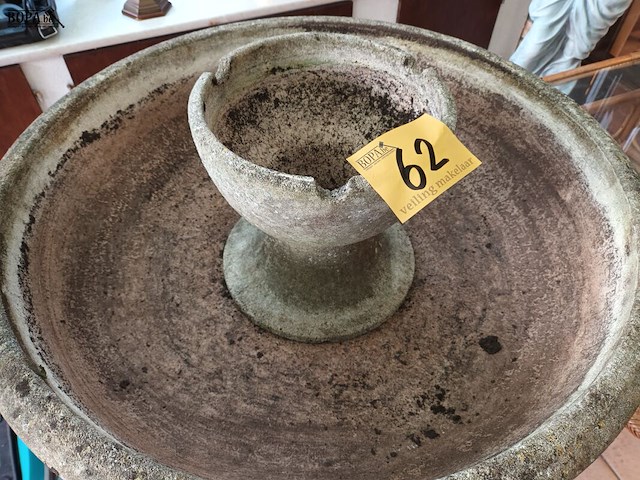 Lot 62 - bloembak op sokkel in beton - afbeelding 3 van  4