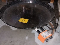 Lot 62 - grote paellapan en gasbrander - afbeelding 1 van  3