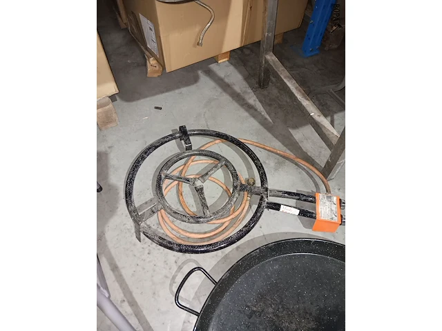 Lot 62 - grote paellapan en gasbrander - afbeelding 2 van  3