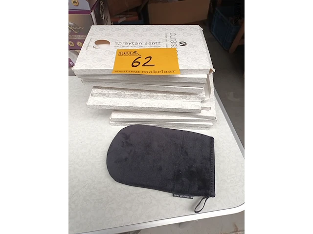 Lot 62 - handschoen voor spraytan. 12 stuks - afbeelding 1 van  3