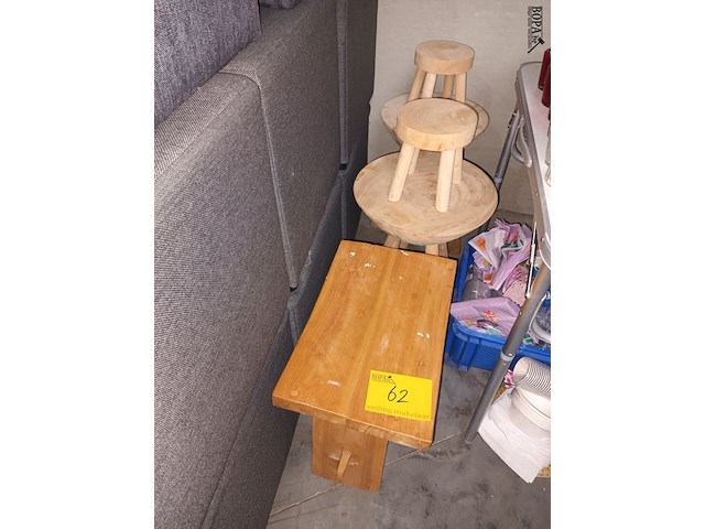 Lot 62 - houten krukjes. 5 stuks - afbeelding 1 van  3