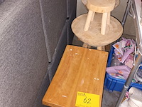Lot 62 - houten krukjes. 5 stuks - afbeelding 1 van  3