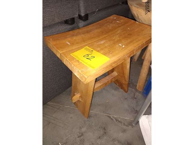 Lot 62 - houten krukjes. 5 stuks - afbeelding 2 van  3