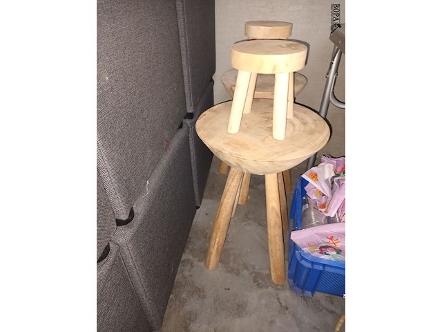 Lot 62 - houten krukjes. 5 stuks - afbeelding 3 van  3