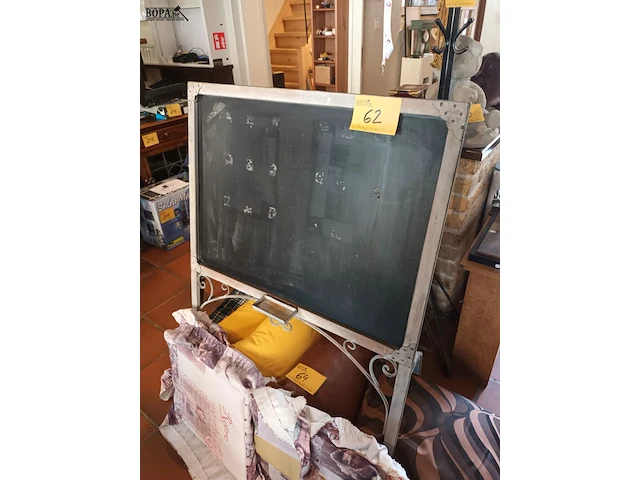 Lot 62 - krijtbord in ijzeren staander - afbeelding 1 van  3