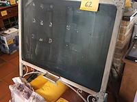 Lot 62 - krijtbord in ijzeren staander - afbeelding 1 van  3