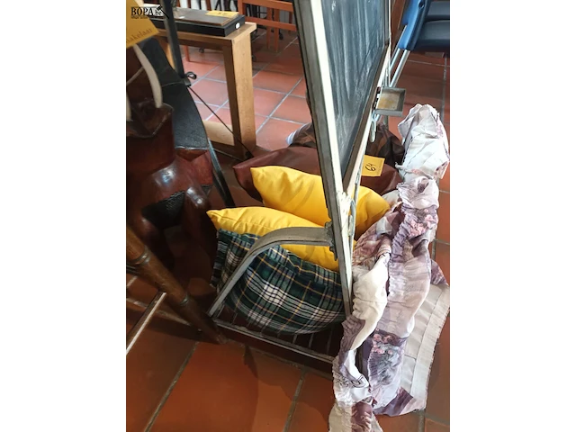 Lot 62 - krijtbord in ijzeren staander - afbeelding 2 van  3