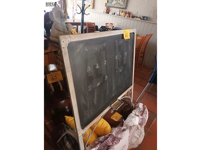 Lot 62 - krijtbord in ijzeren staander - afbeelding 3 van  3