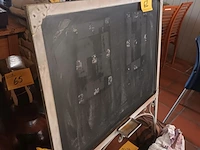Lot 62 - krijtbord in ijzeren staander - afbeelding 3 van  3