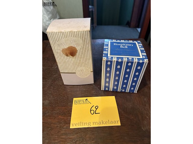 Lot 62 - lot lavendelwater - eau de cologne, 2 stuks - afbeelding 1 van  2