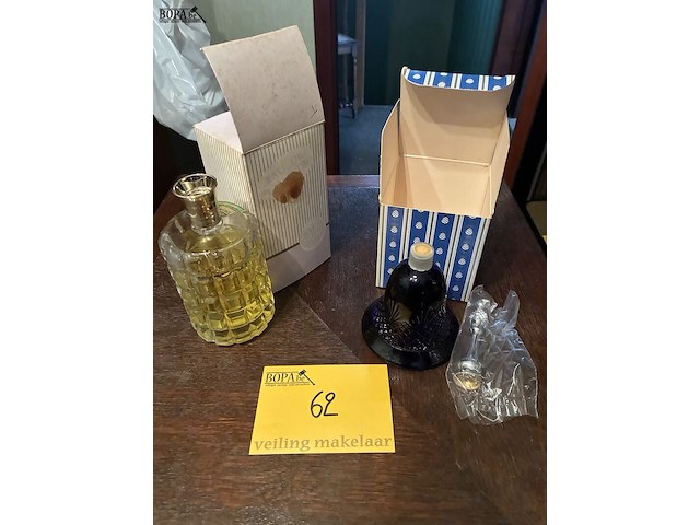 Lot 62 - lot lavendelwater - eau de cologne, 2 stuks - afbeelding 2 van  2
