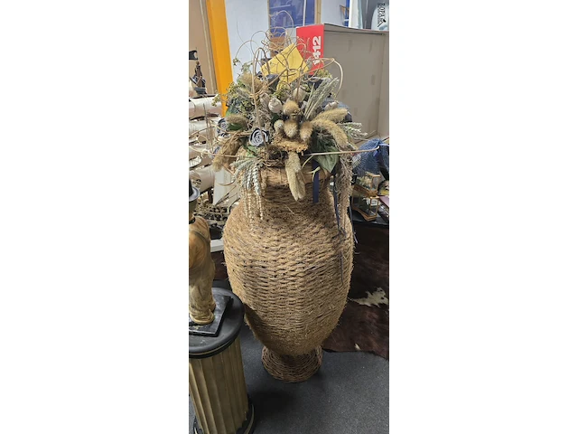 Lot 62 - mooie grote rieten vaas met droogbloemen - afbeelding 1 van  2