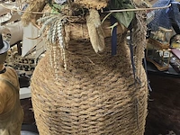 Lot 62 - mooie grote rieten vaas met droogbloemen - afbeelding 1 van  2