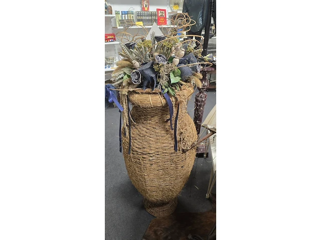 Lot 62 - mooie grote rieten vaas met droogbloemen - afbeelding 2 van  2