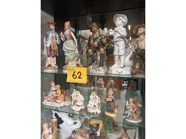 Lot 62 - porseleinen beeldjes. 32 stuks - afbeelding 2 van  5
