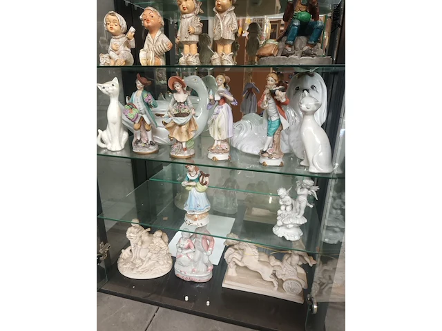 Lot 62 - porseleinen beeldjes. 32 stuks - afbeelding 5 van  5