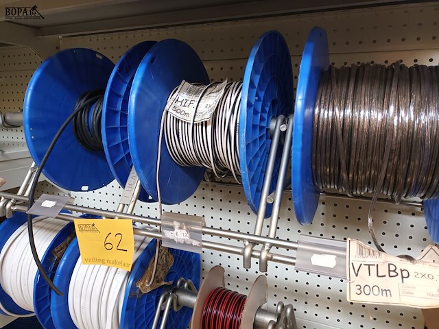Lot 62 - restrollen kabel met rolhouders - afbeelding 2 van  5