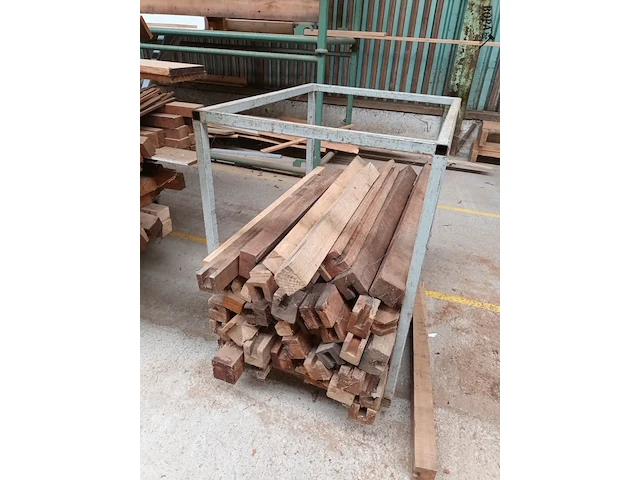 Lot 620 - lot houten balken en transportkar - afbeelding 1 van  6
