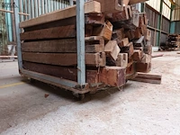 Lot 620 - lot houten balken en transportkar - afbeelding 2 van  6