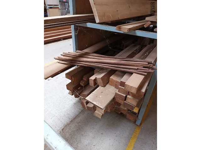 Lot 620 - lot houten balken en transportkar - afbeelding 4 van  6