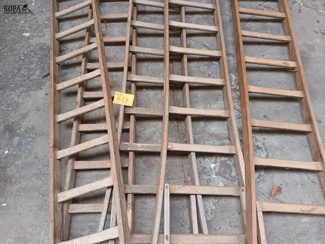 Lot 623 - houten ladders. 5 stuks - afbeelding 4 van  4