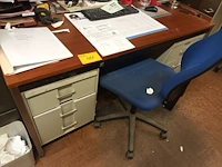 Lot 625 - bureau met stoel - afbeelding 1 van  3