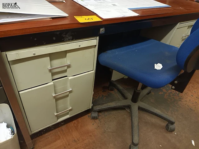 Lot 625 - bureau met stoel - afbeelding 2 van  3