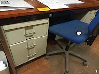 Lot 625 - bureau met stoel - afbeelding 2 van  3